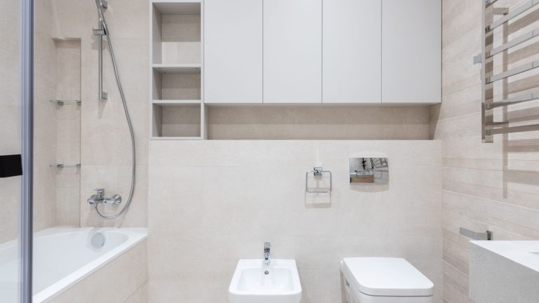 Comment installer un abattant WC japonais ?