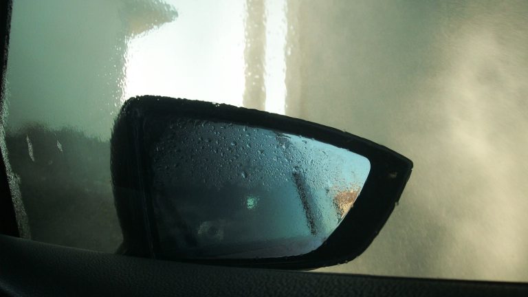 Miroir piqué par l’humidité : causes et solutions efficaces