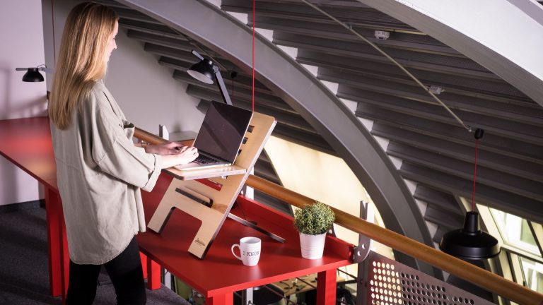 Bureau assis-debout : gadget ou amélioration du confort de travail ?