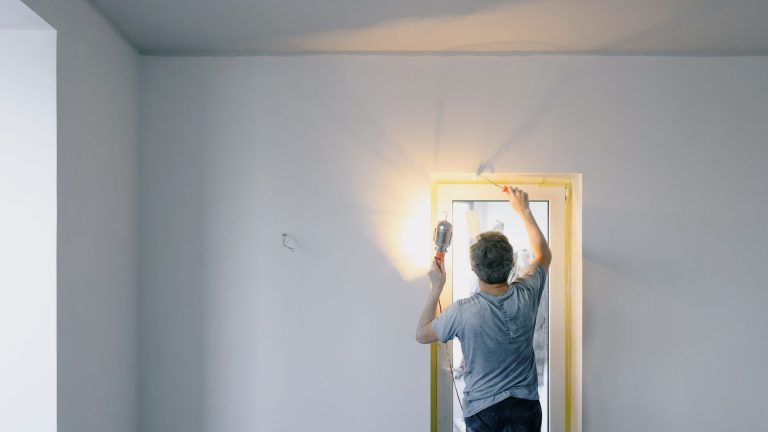 Comment démonter une serrure bloquée sans abîmer la porte ?