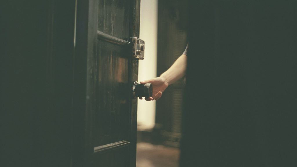 Comment ouvrir une porte claquée ?