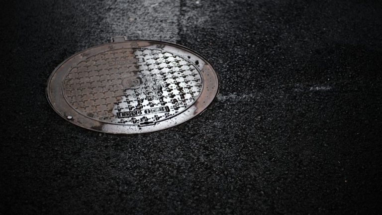Odeur d’égout quand il pleut : causes et solutions durables