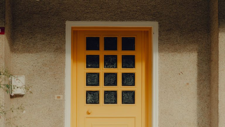 La porte d’entrée : le détail qui change tout dans une rénovation