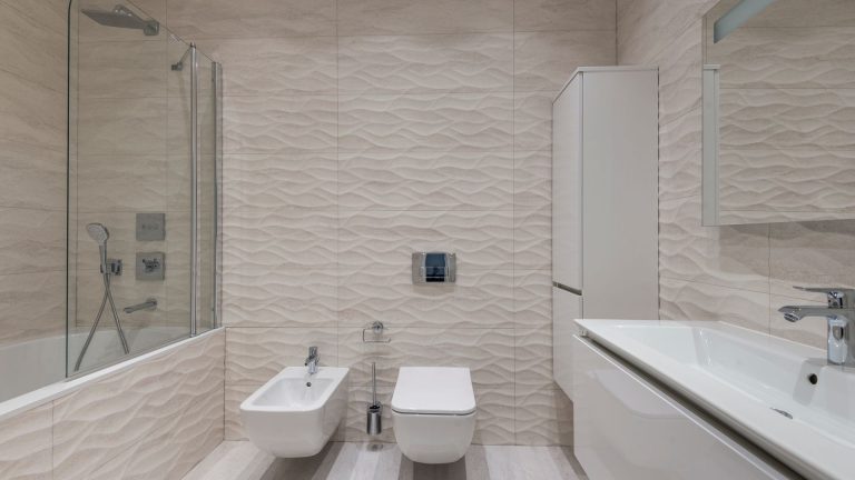 Showroom salle de bains : pourquoi c’est indispensable avant de commander en ligne ?