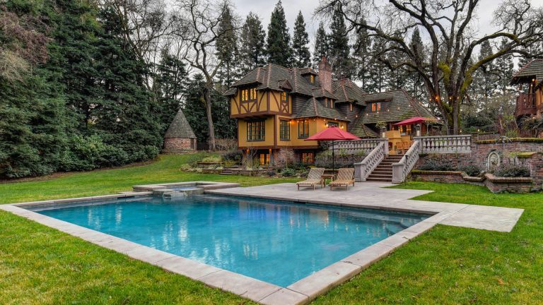 Acheter une maison avec une piscine ancienne