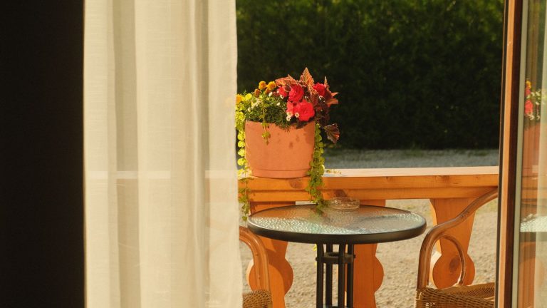 Comment aménager une terrasse extérieure conviviale et pratique ?