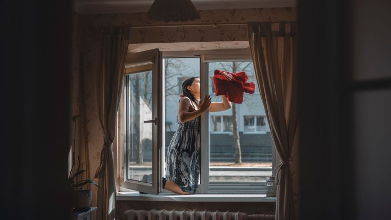 Comment poser un film anti-chaleur sur une vitre : le guide pas à pas