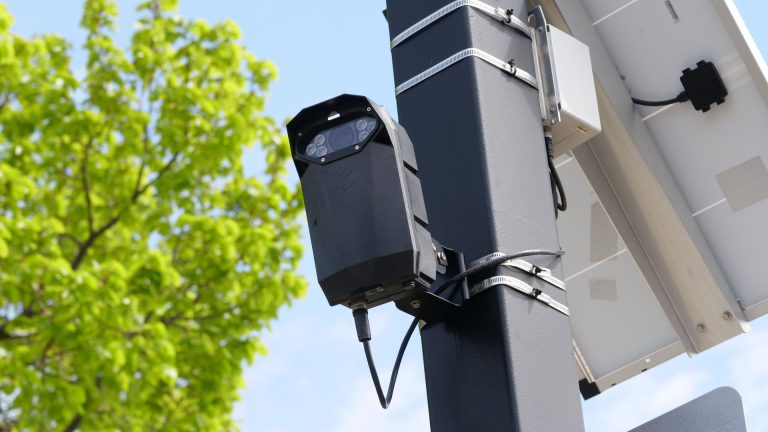 Comment sécuriser un chantier isolé sans raccordement électrique ?