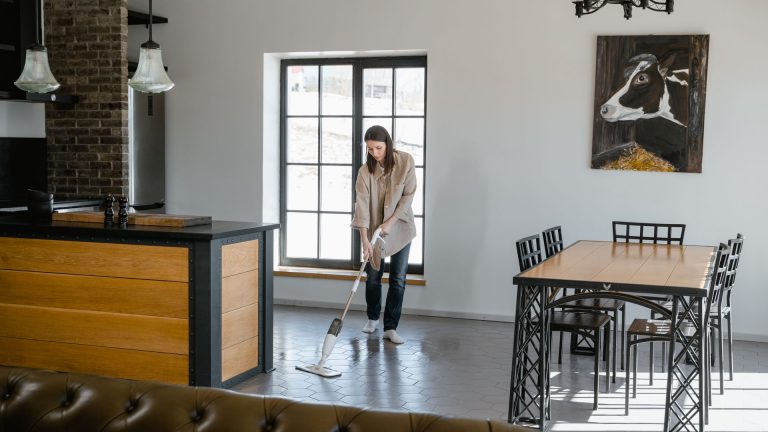 Le nettoyage de votre plafond tendu : efficace et sans traces