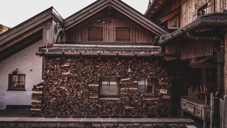 Comment stocker du bois de chauffage en extérieur ?