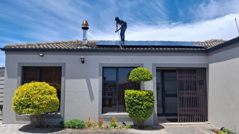 Nettoyage des panneaux solaires : un geste simple pour une maison plus performante