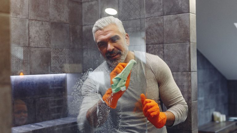 Remontée d’odeur dans une douche italienne : comment assainir votre siphon ?